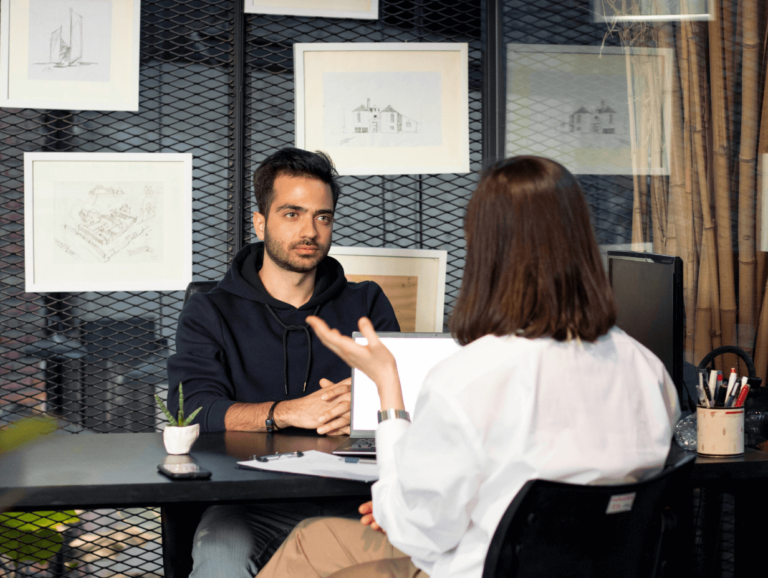 Entretien d'embauche entre recruteur et candidat