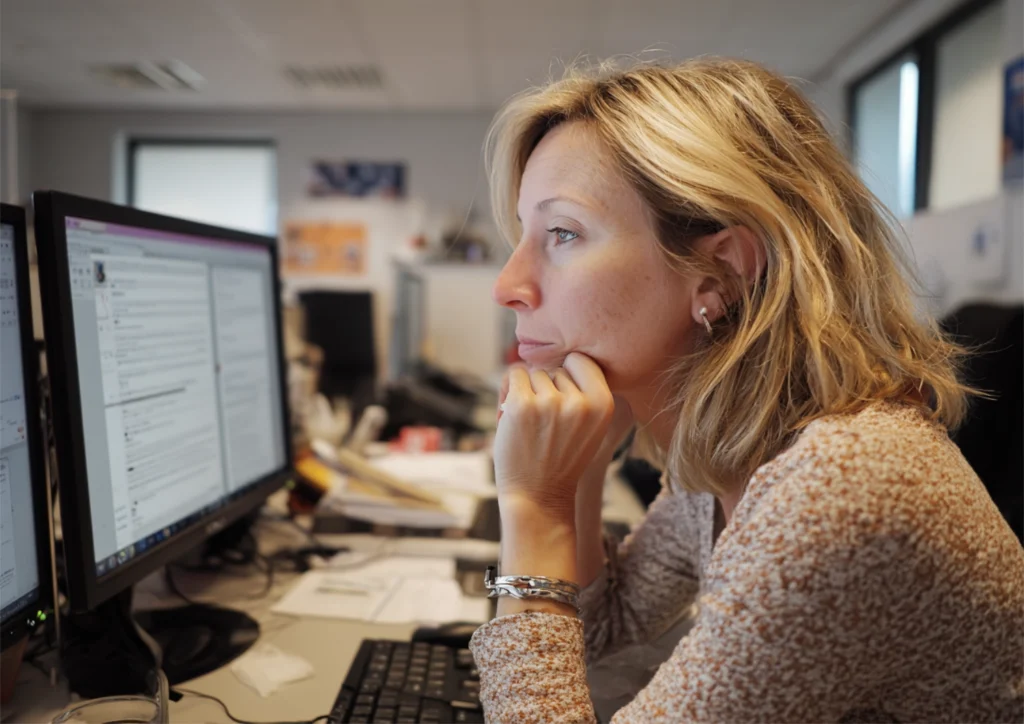 Recruteuse en train de regarder et analyser les CV reçus sur une offre d'emploi