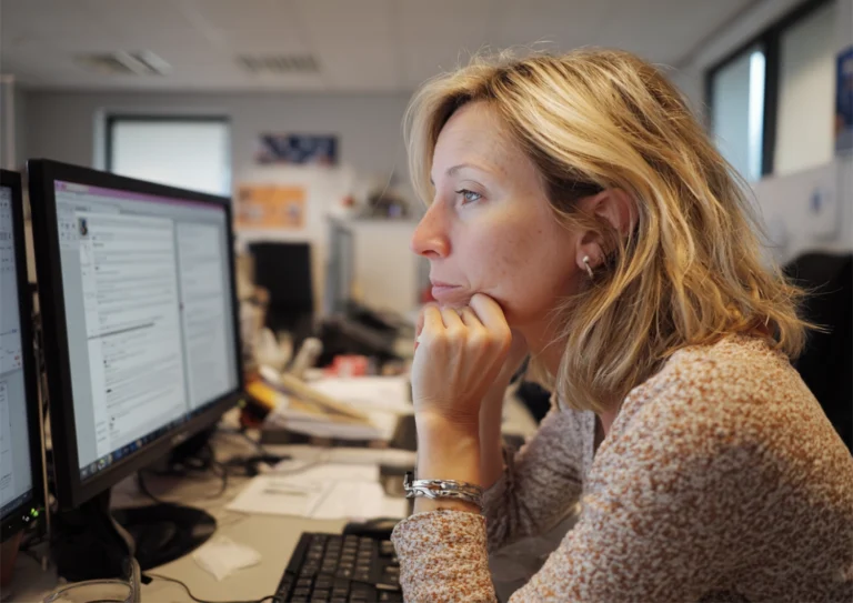 Recruteuse en train de regarder et analyser les CV reçus sur une offre d'emploi