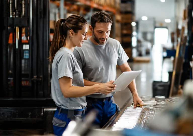 Un homme et une femme échangent sur des opportunités de recrutement