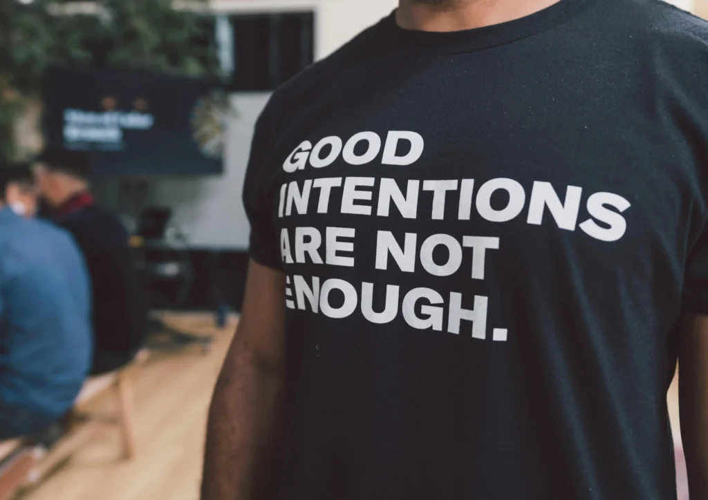 Recruteur avec un tshirt disant que les bonnes intentions ne sont pas suffisantes.