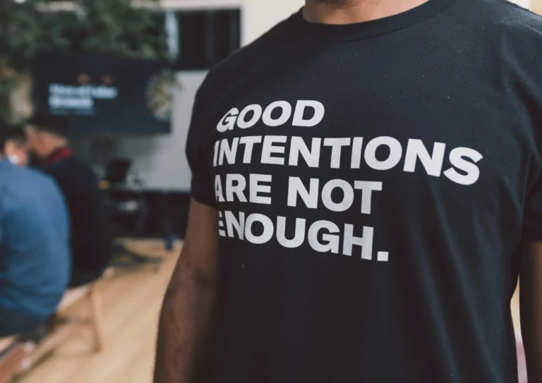 Recruteur avec un tshirt disant que les bonnes intentions ne sont pas suffisantes.