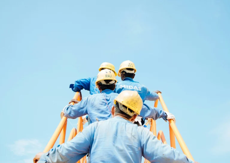 Employés de l'industrie travaillant sur un chantier